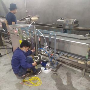 Đội ngũ ký sư lắp đặt máy ozone Z-30S tại dây chuyền sục rửa nông sản Tân Tiến
